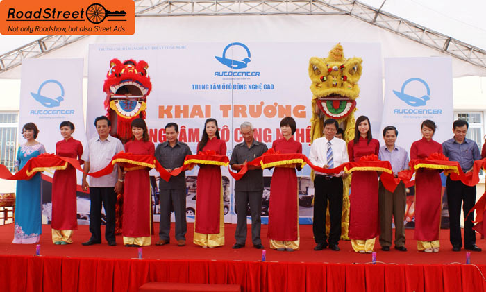 Nghi lễ cắt băng khánh thành