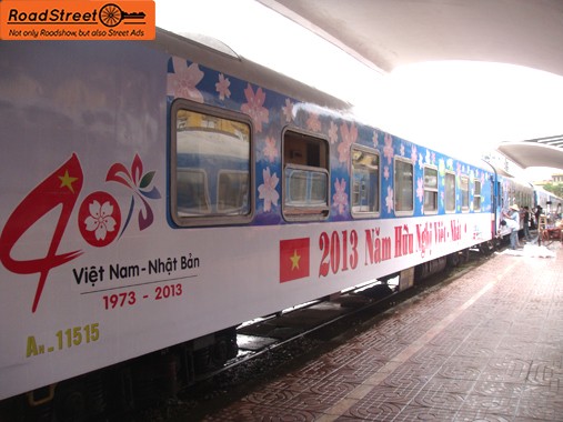 Poster quảng cáo bên ngoài tàu hỏa