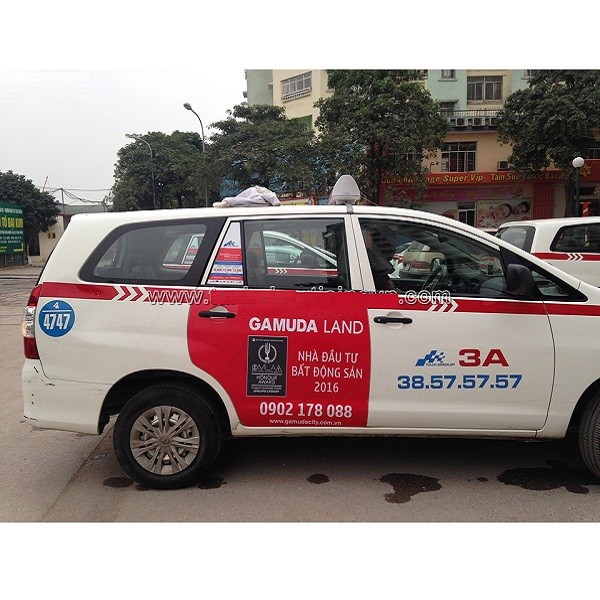 Quảng cáo bất động sản trên xe taxi